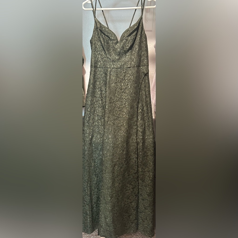 David’s bridal dark green flower lace dress w/ slit. Zipper back NWOT size 6